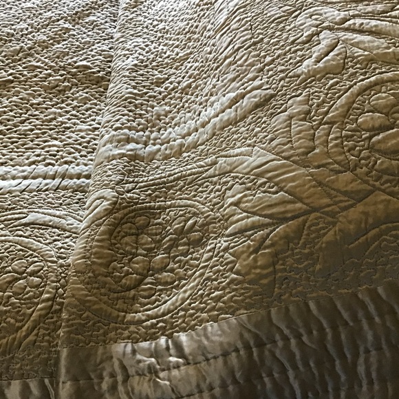 Elegant Tan/Champaign Quilted Bedspread - Picture 3 of 11